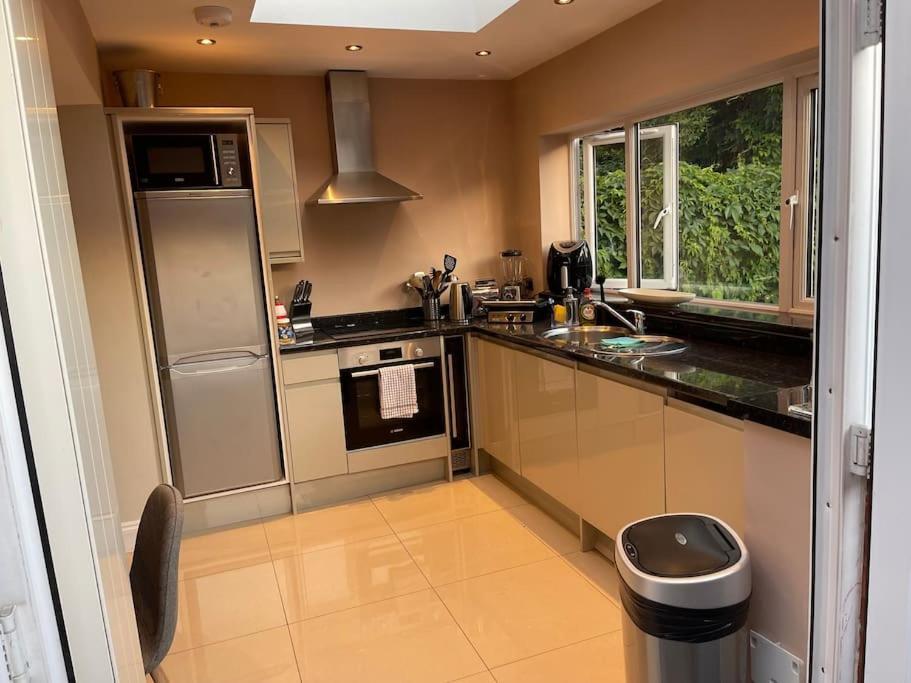 Lovely 2 Bedroom Ground Floor Flat With Garden. Londyn Zewnętrze zdjęcie