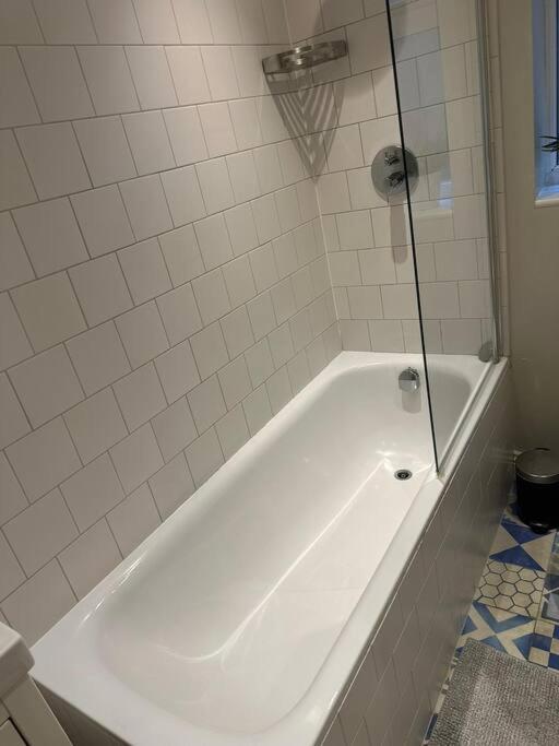 Lovely 2 Bedroom Ground Floor Flat With Garden. Londyn Zewnętrze zdjęcie