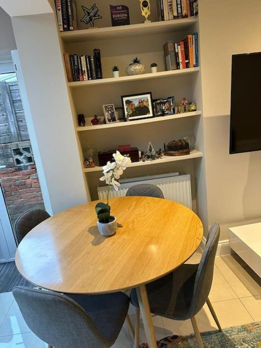 Lovely 2 Bedroom Ground Floor Flat With Garden. Londyn Zewnętrze zdjęcie