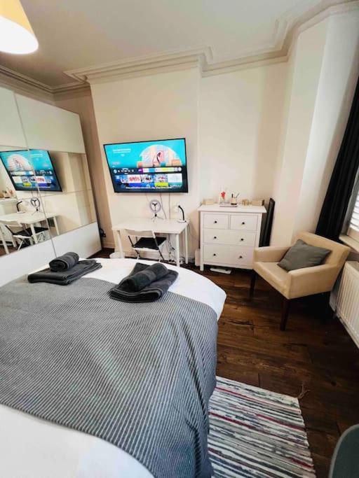 Lovely 2 Bedroom Ground Floor Flat With Garden. Londyn Zewnętrze zdjęcie